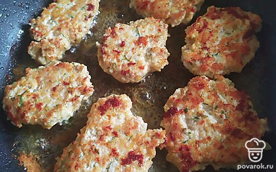 Обжаривайте с каждой стороны по 5 минут до аппетитной золотистой корочки. 