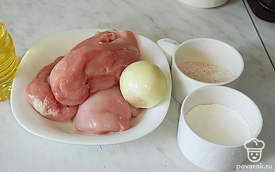 Подготовьте все ингредиенты. Лук очистите. Куриное филе вымойте, обсушите бумажными полотенцами.