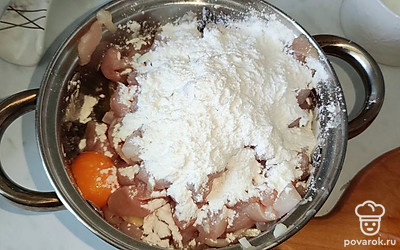 Добавьте яйцо, картофельный крахмал, соль по вкусу и тщательно перемешайте.