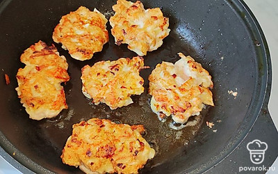 Ложкой выкладывайте мясо на разогретую сковороду, обжаривайте на растительном масле с двух сторон до золотистой корочки.