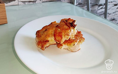 Подавайте котлетки в горячем виде. Дополните любимым гарниром или салатом.