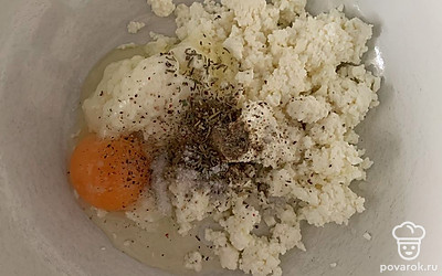 В творог добавляем яйцо и специи. Хорошо перемешиваем.