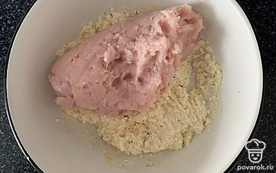 Из куриной грудки делаем фарш и добавляем в творог. Тщательно перемешиваем и добавляем соль. Снова размешиваем.