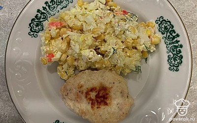 Подаем порционно, с салатом.