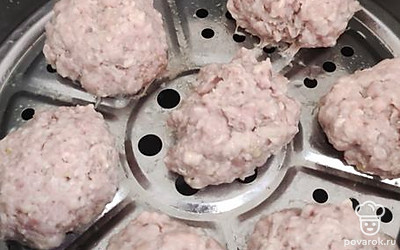 Репчатый лук размельчаем в блендере, добавляем в фарш. Перемешиваем свиной фарш с фаршем из индейки. Из полученного фарша формируем небольшие котлеты. В емкость скороварки добавляем немного воды. Складываем получившиеся котлеты в скороварку. Готовим на режиме «пар» 45 минут. 