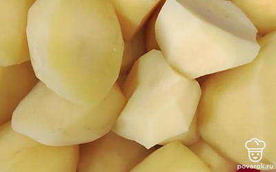 Тем временем моем, чистим картофель. В кастрюлю наливаем воды и варим картошку примерно 30-40 минут. 