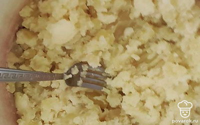 Проверяем готовность картошки ножиком или вилкой. Сливаем воду и оставляем немного остыть. Далее сминаем картофель вилкой, толкушкой, чтобы не образовалось комочков. 