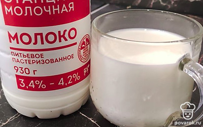 Берем примерно два стакана молока, немного подогреваем в микроволновке. Заливаем картофель молоком, перемешивая, сминаем толкушкой. 