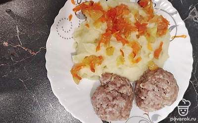 Подаем блюдо горячим, в плоской тарелке. К пюре можно добавить пережаренные лук и морковь. Приятного аппетита! 
