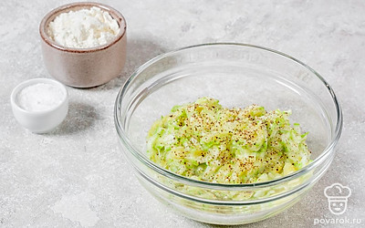 Натрите на крупной терке вареный картофель и кабачок. Из кабачка отожмите сок. Вбейте в овощную смесь яйцо. Всыпьте перец и соль, а также муку. Все перемешайте. 