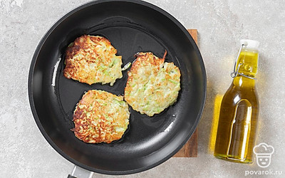 Разогрейте сковороду с маслом. Выкладывайте ложкой тесто. Обжаривайте с двух сторон до золотистости. 