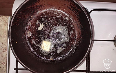 Сливочное масло растапливаем. 