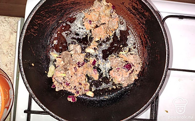 Лук, мясо, морковь обжариваем на сковороде.