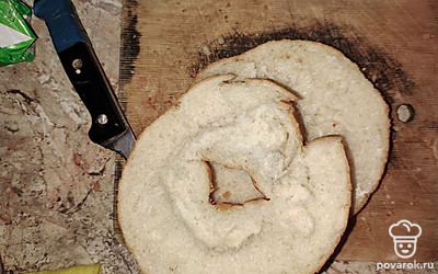 Нарезаем хлеб и выкладываем туда мясную массу.