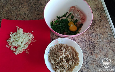 У хлеба обрезать корочку, мякоть залить стаканом воды и оставить на 5 минут. В готовый фарш добавить 2 яйца, кинзу, соль и перец по вкусу, мелко нарезанный лук.