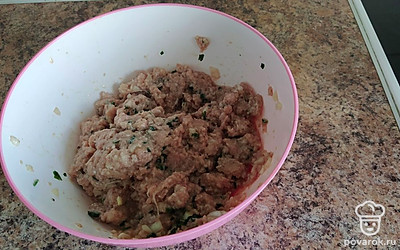 В фарш положить мякоть хлеба. Предварительно ее размять и слить лишнюю воду. 