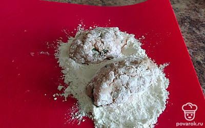 Сформировать котлеты и обвалять в муке. 