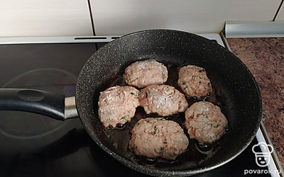 На сковороде разогреть растительное масло. Выложить котлеты и обжарить с каждой стороны по 5 минут. 