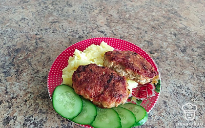 Подавать с гарниром, украсив овощами. 