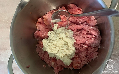 К фаршу добавьте промятый хлеб и специи по вкусу, у меня это соль, черный перец и паприка.