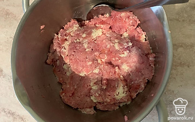 Смешайте фарш с хлебом.