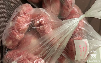 После заморозки расфасуйте котлеты по порциям, я подписываю их для удобства.