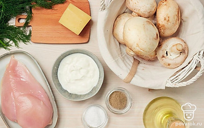 Подготовьте продукты для фаршированных шампиньонов с курицей.