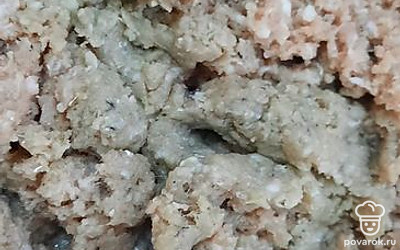 В рыбный фарш добавить соль, перец и натереть репчатый лук. Все хорошо перемешать. 