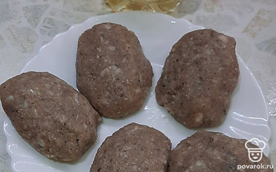 Слепить котлеты. 