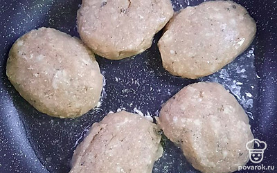 На разогретую сковороду налить масло, положить котлеты.