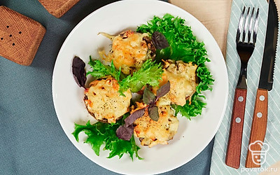 Перед подачей готовые фаршированные шампиньоны с курицей посыпьте сверху зеленью.