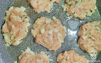 На разогретую сковороду, налить масло. И ложкой выкладывать в виде котлеток массу.