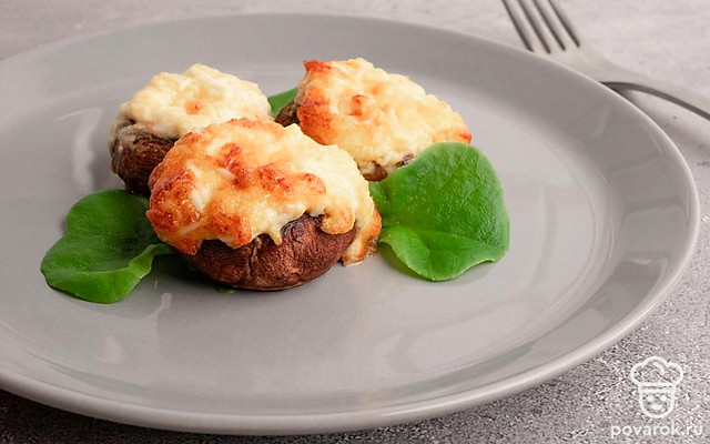 Шампиньоны с перепелиными яйцами, запеченные в духовке — Рецепт с фото