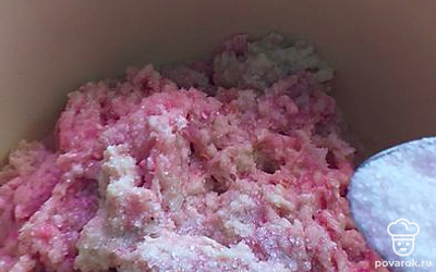 В фарш добавляем хлеб, соль и яйца.