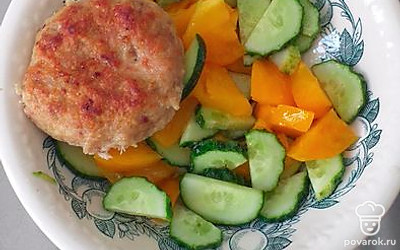 Подавать с овощами.