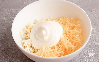 Натрите сыр на мелкой терке. В подходящую по размеру емкость поместите сыр, перепелиные яйца и майонез. Посолите на свой вкус и перемешайте до однородности.