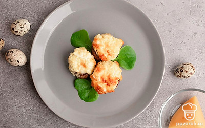 Шампиньоны фаршированные перепелиными яйцами готовы! Выложите их на тарелку и украсьте свежей зеленью на свой вкус. Приятного аппетита!