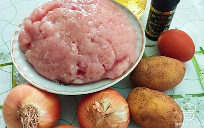 Подготовить фарш, почистить лук, картошку. Лук нарезать мелким кубиком, картошку натереть на крупной терке, чеснок пропустить через пресс. 