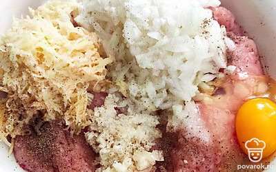 Сединить и перемешать все подготовленные продукты, добавить соль, можно специи по вкусу. 