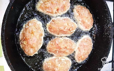 Сформировать котлеты, жарить на хорошо разогретой сковороде с добавлением подсолнечного масла. 