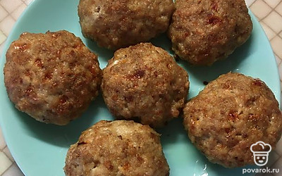 Через 40 минут котлеты будут готовы и очень хорошо подрумянится. Готовые котлеты я перекладываю с противня на тарелку, чтобы они не впитывали в себя лишний жир.