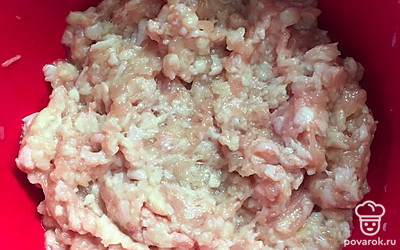 Берём куриный Фарш. Фарш я готовлю всегда заранее и замораживаю. Поэтому в моем случае я его просто достаю из морозилки и заранее размораживаю. Я готовлю фарш из куриного бедра. Куриное бедро не такое сухое как грудка, соответственно котлеты у нас получаются сочные, а не сухие. 