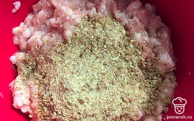 Я рекомендую заранее включить духовку на температуру 200 градусов, чтобы она у нас хорошо разогрелась. В Фарш добавляем соль и перец по вкусу, а также три столовые ложки панировочных сухарей.