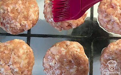 Силиконовой кисточкой, смазываем котлеты сверху подсолнечным маслом со дна противня. Смазанные котлетки отправляем разогретую духовку на 40 минут.