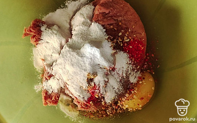 Избавьтесь от воды в фарше. Смешайте в миске рыбный фарш, яйцо, сметану, муку, соль и любимые специи, тщательно перемешайте.