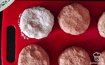 Налепите котлеты мокрыми руками. Перед жаркой обваляйте котлеты в муке.