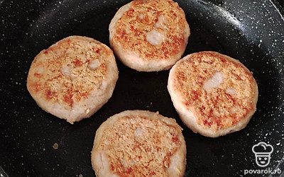 Обжарьте котлеты на растительном масле по 7-8 минут с каждой стороны на среднем огне.