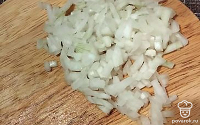 Режем лук на кубики. 