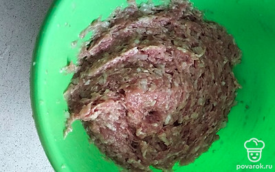 В фарш замешиваем хлеб, соль, лук, перец. 