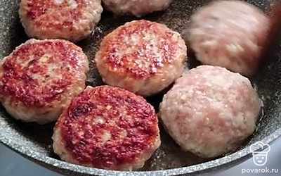 Формируем котлеты и на раскаленной сковороде обжариваем на среднем огне, 5-7 минут с каждой стороны.